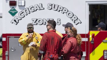 Bo,beros llegan a un centro de comando dentro de la zona evacuada en Tantallon, Nueva Escocia, Canadá, el miércoles 31 de mayo de 2023. (Darren Calabrese/The Canadian Press via AP)