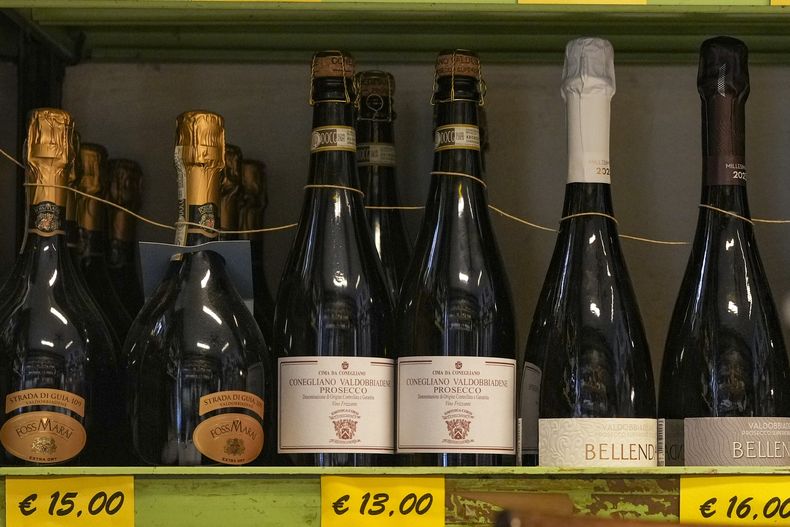Botellas de Prosecco en una tienda de licor en Roma, el 6 de febrero del 2025. (AP foto/Andrew Medichini)