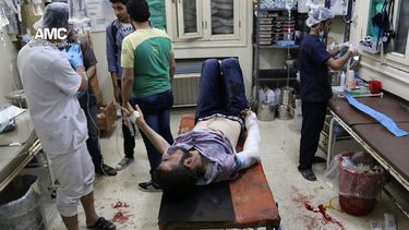 americateve | Fotograf&iacute;a de archivo del 4 de mayo proporcionada originalmente por el grupo activista antigubernamental Aleppo Media Center (AMC) muestra a un hombre que result&oacute; herido en un ataque a&eacute;reo de fuerzas del gobierno. mientras es atendido