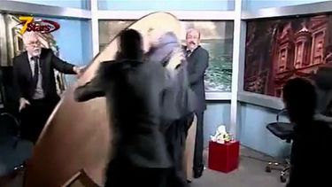 americateve | Imagen del martes 6 de mayo de 2014 tomada de un video proporcionado por Seven Stars Television muestra un altercado entre los periodistas jordanos Mohammad al-Jayousi, izquierda, y Shaker al-Johari, centro _el cual fue transmitido en vivo_ debido a un de