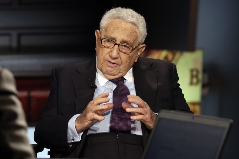 El ex secretario de Estado de Estados Unidos Henry Kissinger en una entrevista con Neil Cavuto para el programa Cavuto Coast to Coast en Fox Business Network, el 5 de junio de 2015, en Nueva York. (AP Foto/Richard Drew, Archivo)