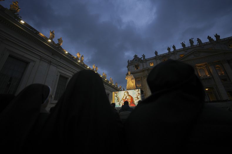 Monjas asisten al rezo nocturno por la salud del papa Francisco, en la Plaza de San Pedro del Vaticano, el 10 de marzo de 2025. (AP Foto/Andrew Medichini)