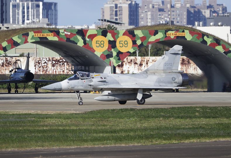 Un avión de combate Mirage 2000 de Taiwán se prepara para despegar de una base aérea en Hsinchu, en el norte de Taiwán, el 10 de diciembre de 2024, luego de que el Ejército taiwanés dijo que detectó buques y aviones militares chinos en maniobras. (AP Foto/Chiang Ying-ying)