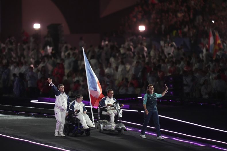 Integrantes de la delegación francesa desfilan durante la ceremonia de clausura de los Juegos Paralímpicos el domingo 8 de septiembre del 2024. (AP Foto/Thibault Camus)
