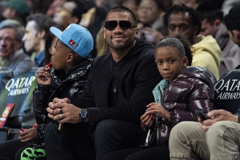 Russell Wilson, quarterback de los Broncos de Denver, observa el partido de baloncesto de la NBA entre los Nets de Brooklyn y los Celtics de Boston, en Nueva York, el martes 13 de febrero de 2024. (AP Foto/Peter K. Afriyie)