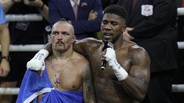 Usyk vence a Joshua de nuevo; retiene cetros de los pesados