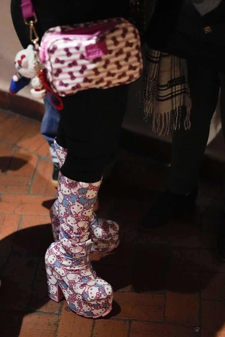 Una fanática del personaje japonés Hello Kitty con unas botas de Kitty durante una visita a un café con temática del personaje en la Ciudad de México, el jueves 10 de octubre de 2024. (Foto AP/Eduardo Verdugo)