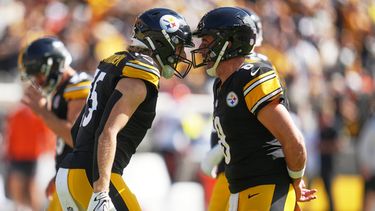 El receptor de los Steelers de Pittsburgh Ben Skowronek celebra con el quarterback Aaron Rodgers después de atrapar un pase de touchdown en el encuentro ante los Bengals de Cincinnati el domingo 27 de septiembre del 2026. (AP Foto/Gene J. Puskar)