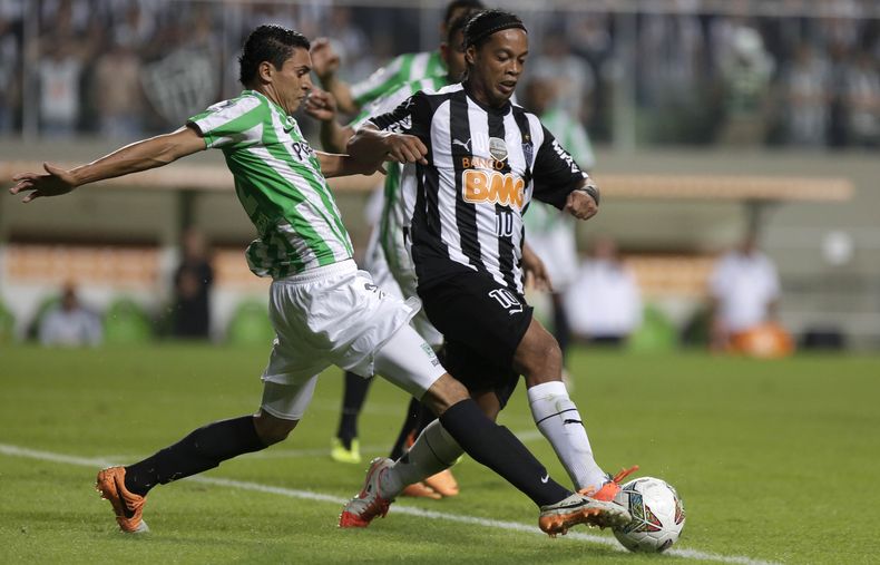 Daniel Bocanegra, del Atl&eacute;tico Nacional de Colombia, disputa un bal&oacute;n con Ronaldinho, del Atl&eacute;tico Mineiro de Brasil, durante el partido de la Copa Libertadores disputado el jueves 1 de mayo de 2014, en Belo Horizonte (AP Foto/Bruno M