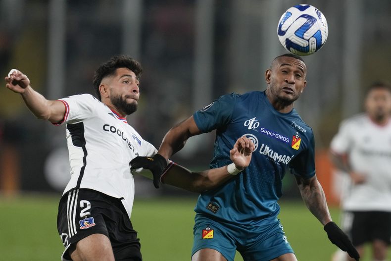 Jeyson Rojas de Colo-Colo y Angelo Rodriguez del Deportivo Pereira de Colombia pelean por el balón en el Grupo F de la Copa Libertadores battle for the ball during a Copa Libertadores el jueves 29 de junio del 2023. (AP Foto/Esteban Felix)