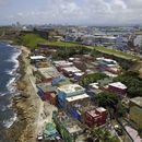 ARCHIVO - Vista aérea del barrio costero de La Perla, en San Juan, Puerto Rico, el 25 de agosto de 2017. (AP Foto/Ricardo Arduengo, archivo)