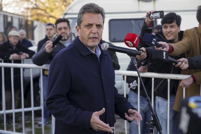 Sergio Massa, ministro de Economía de Argentina y candidato presidencial del partido gobernante, habla con los periodistas después de votar en las elecciones primarias en Buenos Aires, Argentina, el domingo 13 de agosto de 2023. (AP Foto/Daniel Jayo)