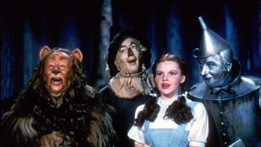 americateve | En esta imagen de archivo de 1939 distribuida originalmente por Warner Bros., (de izqueirda a derecha) Bert Lahr como Leoncio, Ray Bolger como el Espantap&aacute;jaros, Judy Garland como Dorita, y Jack Haley como Achicoria, en una escena de "El Mago