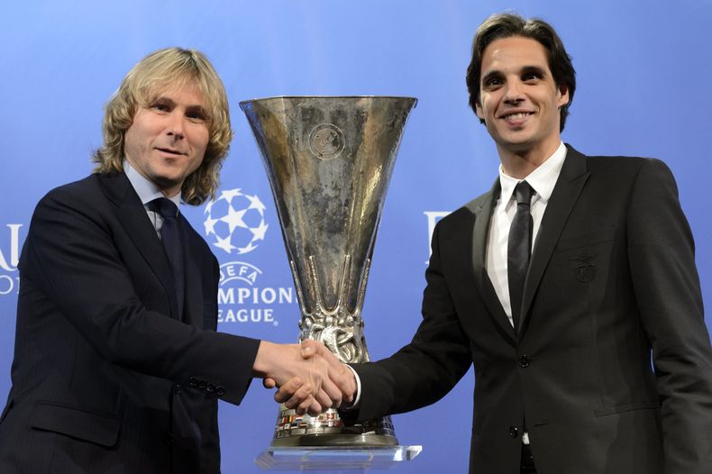 Los dirigentes de la Juventus, Pavel Nedved, izquierda, y del Benfica, Nuno Gomes, posan frente al trofeo de la Liga Europa tras el sorteo de las semifinales el viernes, 11 de abril de 2014, en Nyon, Suiza. (AP Photo/Keystone/Laurent Gillieron)