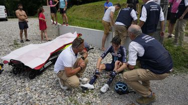 El francés Romain Bardet se retira en la 14ma etapa del Tour de Francia tras un accidente de la ruta entre Annemasse y Morzine Les Portes du Soleil, Francia el sábado 15 de julio del 2023. (AP Foto/Thibault Camus)