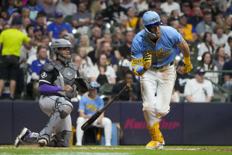 Christian Yelich, de los Cerveceros de Milwaukee, produce dos carreras con un sencillo durante la cuarta entrada del juego de béisbol en contra de los Medias Blancas de Chicago, el viernes 31 de mayo de 2024, en Milwaukee. (AP Foto/Morry Gash)