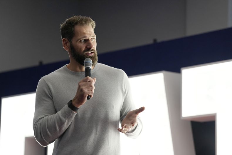 Foto del 10 de noviembre del 2023, el exjugador de la NFL Sebastian Vollmer habla en el escenario en un evento de los Patriots en Frankfurt, Alemania. (Steve Luciano/AP Images for NFL, Archivo)