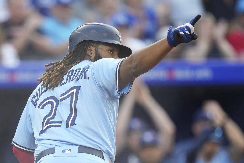 El dominicano Vladimir Guerrero, de los Azulejos de Toronto, festeja luego de anotar ante los Cerveceros de Milwaukee, el martes 30 de mayo de 2023 ((Nathan Denette/The Canadian Press via AP)