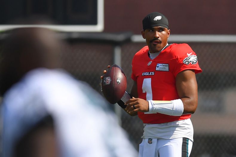 El quarterback Jalen Hurts de los Eagles de Filadelfia durante un entrenamiento junto a los Patriots de Nueva Inglaterra, el jueves 20 de agosto de 2026 en Foxborough, Massachusetts. (AP Foto/Steven Senne)