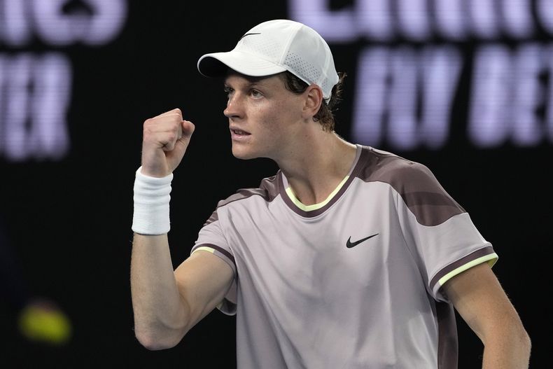 Jannik Sinner en el partido contra Daniil Medvedev en el Abierto de Australia en Melbourne, Australia, el 28 de enero de 2024. (Foto AP/Alessandra Tarantino)