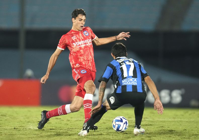 Federico Redondo, de Argentinos Junior, conduce el balón ante César Meli, de Liverpool de Uruguay, en un partido de la Copa Libertadores, disputado en Montevideo el martes 2 de mayo de 2023 (AP Foto/Matilde Campodonico)