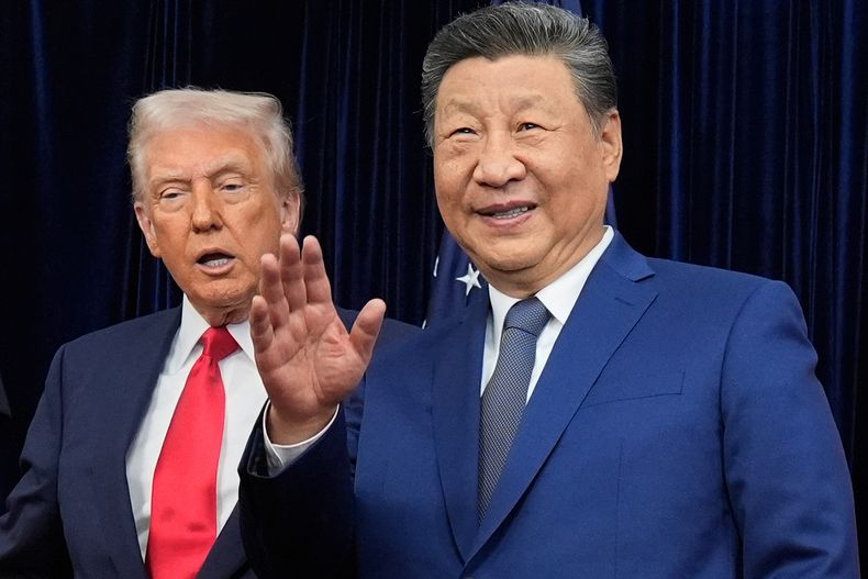El presidente chino, Xi Jinping, a la derecha, saluda junto al mandatario estadounidense Donald Trump en el Aeropuerto Internacional de Gimhae, en Busan, Corea del Sur, el jueves 30 de octubre de 2025. (AP Foto/Mark Schiefelbein)