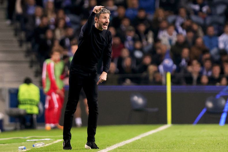 ARCHIVO - Mark van Bommel, técnico de Royal Antwerp, durante el partido contra Porto en el Grupo H de la Liga de Campeones, el 7 de noviembre de 2023. (AP Foto/Miguel Pereira)