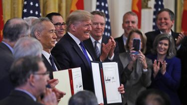 EEUU y China firman acuerdo comercial que reduce tensiones