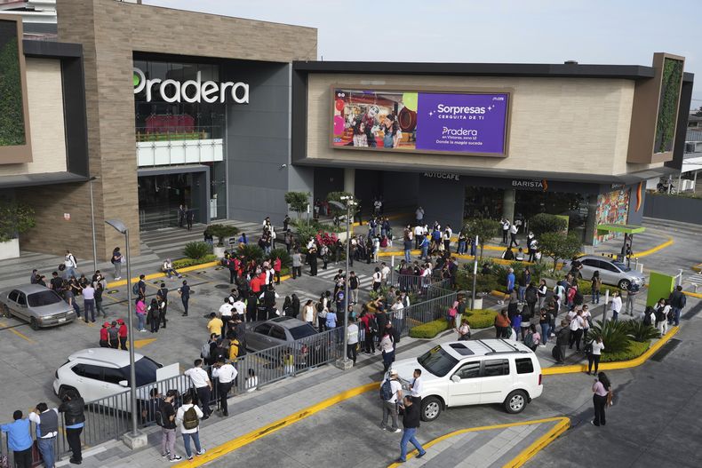 Personas se reúnen afuera de un centro comercial después de un sismo en la Ciudad de Guatemala, el martes 8 de julio de 2025. (Foto AP/Moisés Castillo)