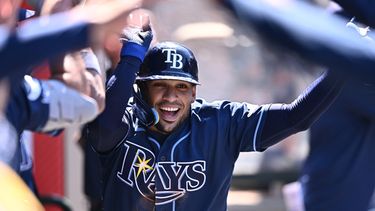 Victor Mesa Jr., de los Rays de Tampa Bay, es felicitado por sus compañeros después de batear un jonrón de dos carreras durante la octava entrada del juego de béisbol de Grandes Ligas ante los Angelinos de Los Ángeles, el domingo 14 de junio de 2026, en Anaheim, California. (AP Foto/William Liang)
