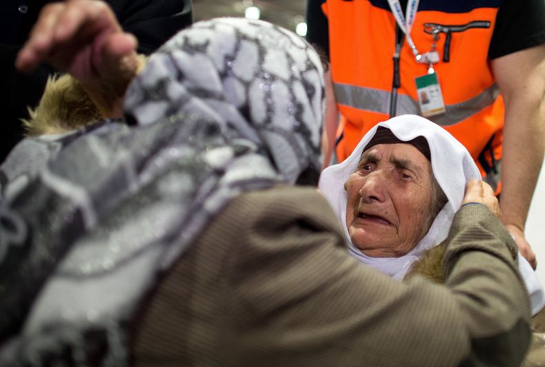 La siria Sabria Khalaf, de 107 a&ntilde;os, es recibida por un familiar al llegar al aeropuerto de Duesseldorf en Alemania, el lunes 17 de marzo de 2014. La mujer que huy&oacute; de la guerra en Siria se reuni&oacute; finalmente con su familia en Alemania