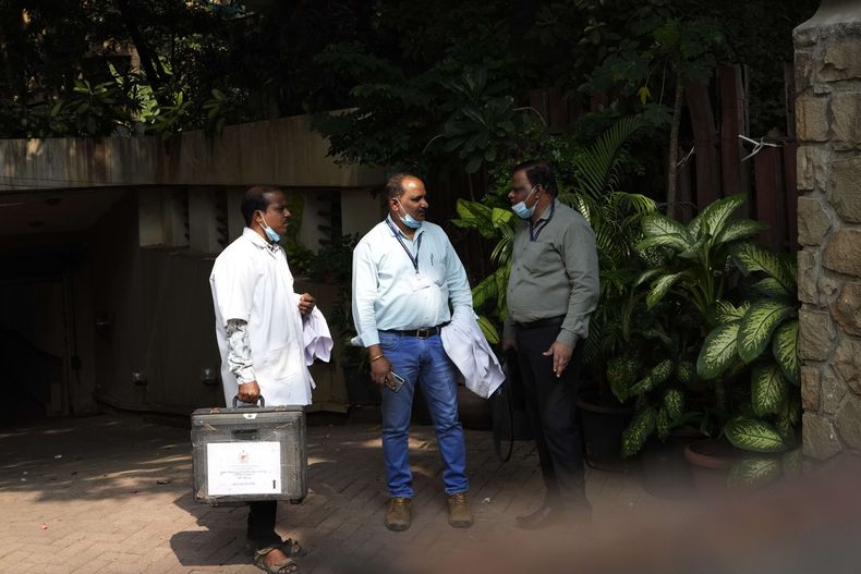 Funcionarios forenses se encuentran afuera del edificio residencial del actor de Bollywood Saif Ali Khan después de que fue operado por heridas de arma blanca luego de una pelea con un intruso en su casa en Mumbai, el jueves 16 de enero de 2025. (Foto AP/Rajanish Kakade)