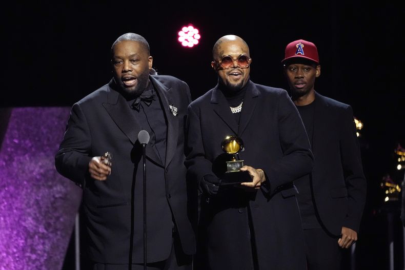Killer Mike, izquierda, recibe el premio a mejor interpretación de rap por Scientists & Engineers en la 66a entrega anual de los Premios Grammy el domingo 4 de febrero de 2024 en Los Ángeles. (Foto AP/Chris Pizzello)