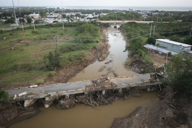 ARCHIVO - Un puente dañado tras el paso del huracán Fiona en Villa Esperanza, en Salinas, Puerto Rico, el 21 de septiembre de 2022. (AP Foto/Alejandro Granadillo, Archivo)