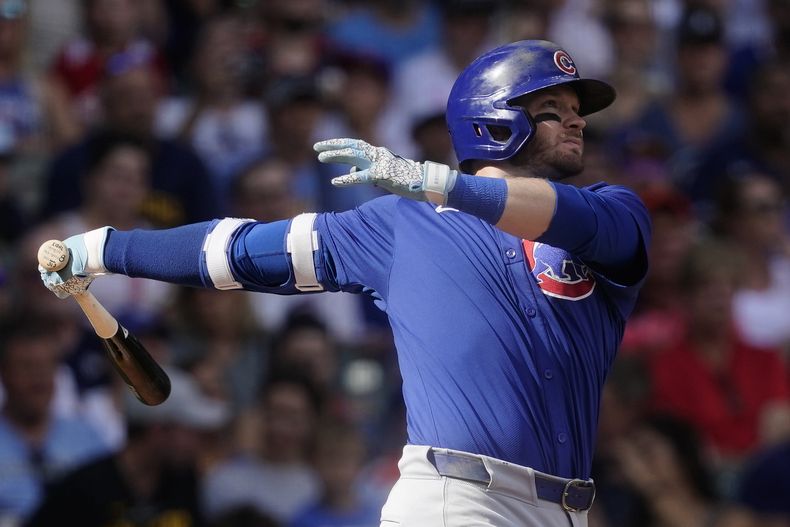 Ian Happ, de los Cachorros de Chicago conecta un jonrón de dos carreras durante la octava entrada del juego de béisbol ante los Cerveceros de Milwaukee, el sábado 29 de junio de 2024, en Milwaukee. (AP Foto/Aaron Gash)