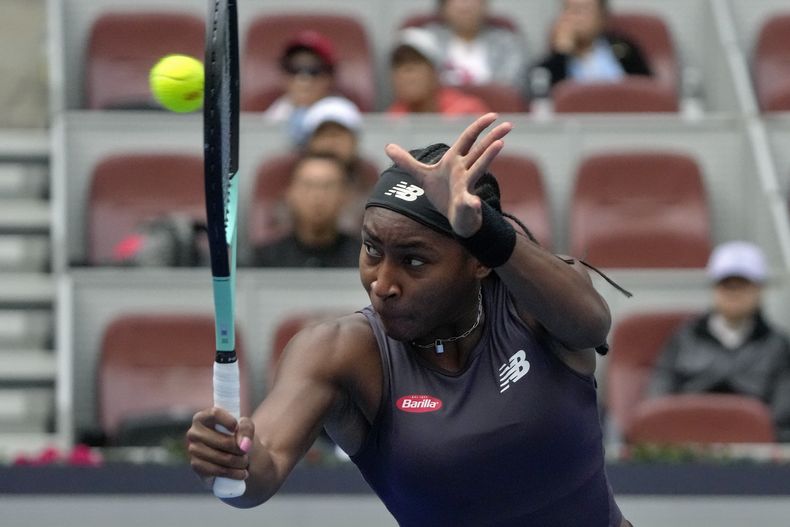 Coco Gauff, de Estados Unidos, regresa un tiro frente a Iga Swiatek, de Polonia, durante el partido de tenis individual en la ronda de semifinales en el Abierto de de octubre de 2023. (AP Foto/Andy Wong)