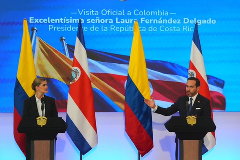 El presidente de Colombia, Abelardo de la Espriella, derecha, y la presidenta de Costa Rica, Laura Fernández, dan una conferencia de prensa en Barranquilla, Colombia, el martes 22 de septiembre de 2026. (Foto AP/Vanexa Romero)