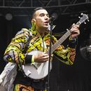ARCHIVO - Sufjan Stevens durante su presentación en el Festival de Música Outside Lands 2016 en San Francisco el 6 de agosto de 2016. Stevens aprende a caminar nuevamente después de que el síndrome de Guillian-Barre, una enfermedad autoinmune, lo dejara inmóvil. (Foto Amy Harris/Invision/AP, archivo)