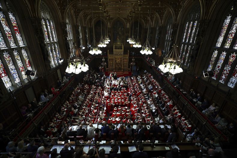 Miembros de la Cámara de los Lores e invitados toman asiento antes del discurso de apertura del Parlamento, en Londres, el 17 de julio de 2024. (Henry Nicholls/POOL vía AP)