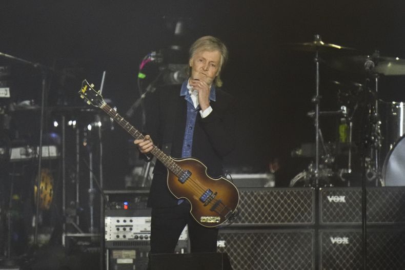 Paul McCartney durante su concierto en el Corona Capital en la Ciudad de México el domingo 17 de noviembre de 2024. (Foto AP/Eduardo Verdugo)