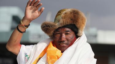 En esta imagen de archivo, tomada el 20 de mayo de 2018, el veterano guía sherpa nepalí Kami Rita saluda a su llegada a Katmandú, Nepal. (AP Foto/Niranjan Shrestha, archivo)