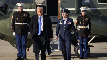 El presidente Donald Trump camina en dirección al Air Force One junto a la coronel Angela Ochoa en la Base Conjunta Andrews, Maryland, el viernes 7 de febrero de 2025, para viajar a su mansión Mar-a-Lago en Palm Beach, Florida. (AP Foto/Ben Curtis)