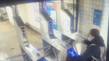 hombre muere por ahorrarse 2 dolares: se rompio el cuello al saltar un torniquete en el metro de nueva york