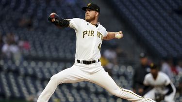 El abridor de los Piratas de Pittsburgh Bailey Falter lanza en la tercera entrada del encuentro ante los Nacionales de Washington el martes 12 de septiembre del 2023. (AP Foto/Matt Freed)