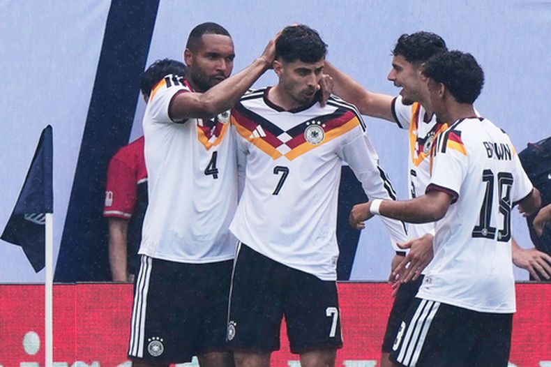 El delantero alemán Kai Havertz celebra con sus compañeros tras anotar en el encuentro amistoso ante Estados Unidos el sábado 6 de junio del 2026. (AP Foto/Nam Y. Huh)