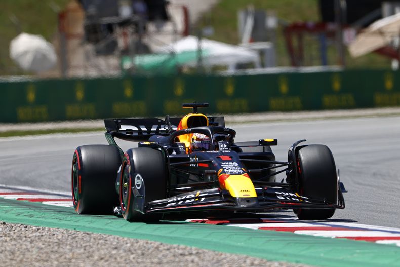 El piloto de Red Bull Max Verstappen maniobra su monoplaza en la primera sesión de prácticas del Gran Premio de España en Montemló el viernes 21 de junio del 2024. (AP Foto/Joan Monfort)