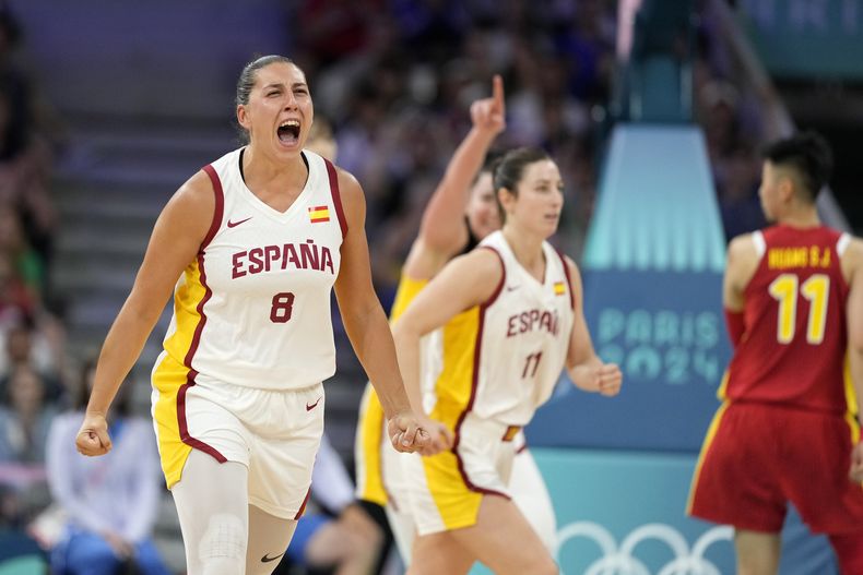 La española Maria Araujo celebra tras atinar un triple en tiempo extra en el encuentro ante China en los Juegos Olímpicos de París el domingo 28 de julio del 2024. (AP Foto/Michael Conroy)