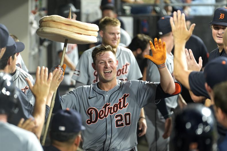 Spencer Torkelson, de los Tigres de Detroit, celebra su cuadrangular de tres carreras ante el relevista Justin Anderson, de los Medias Blancas de Chicago, en el dugout durante la séptima entrada del juego de béisbol del lunes 26 de agosto de 2024, en Chicago. (AP Foto/Charles Rex Arbogast)