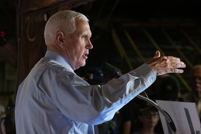 El exvicepresidente Mike Pence, aspirante a la candidatura presidencial republicana, habla durante una escala en la Feria Estatal de Indiana, el miércoles 2 de agosto de 2023, en Indianápolis. (AP Foto/Darron Cummings)