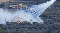 Un proyectil del ejército israelí estalla encima de una vivienda en al-Bustan, una aldea libanesa cerca de la frontera, el 15 de octubre de 2023. (Foto AP/Hussein Malla)